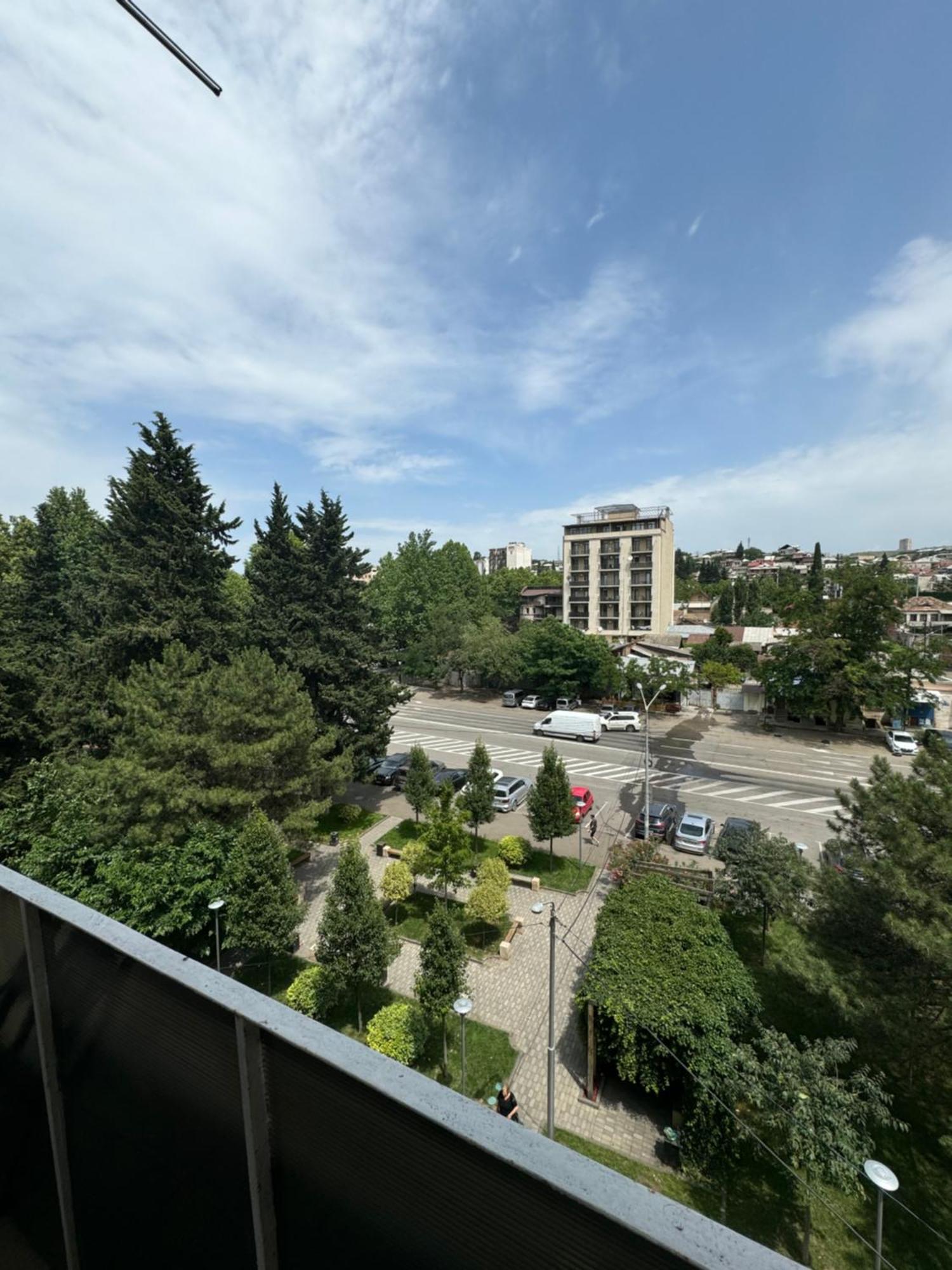 Cozy Apartment With Balcony Tbilisi Exterior foto